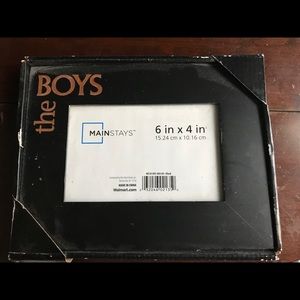 Photo frame.  Hold a 6” x 4” picture.